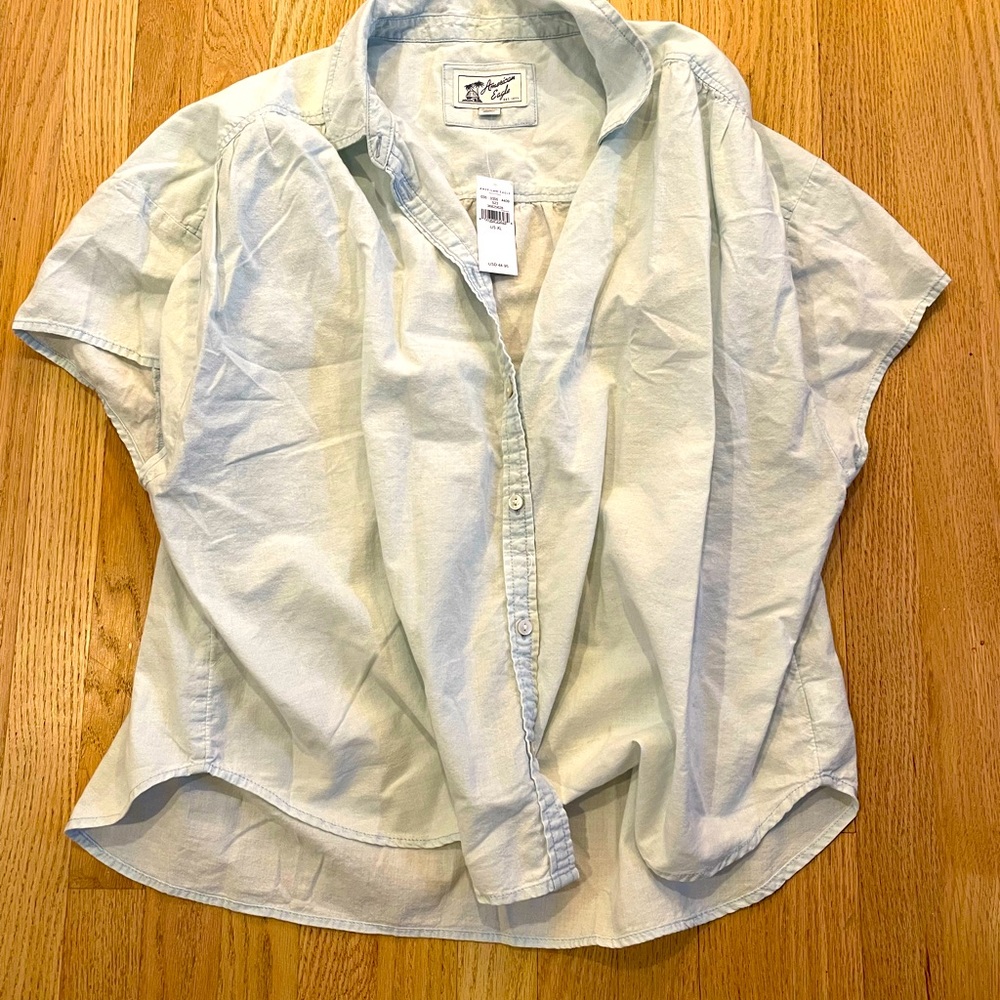 American Eagle NWT chambray button down short sleeve shirt. Size XL